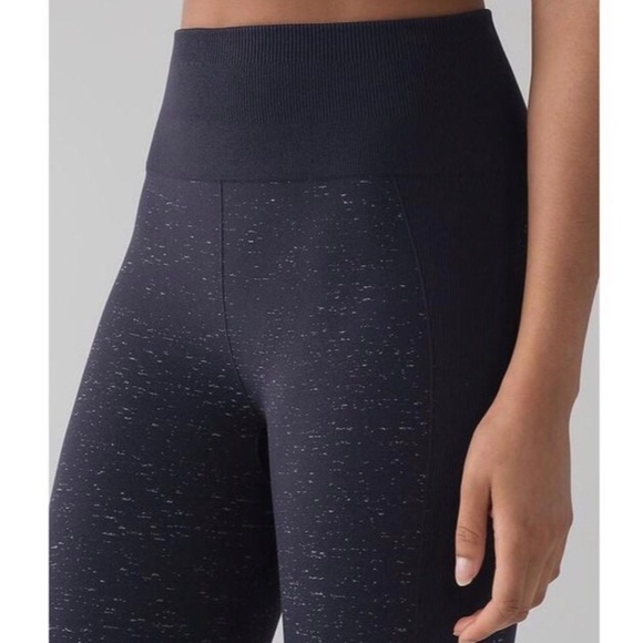 Lululemon Free To Flow 7/8 Tight Navy White Size 8 - Picture 5 of 9